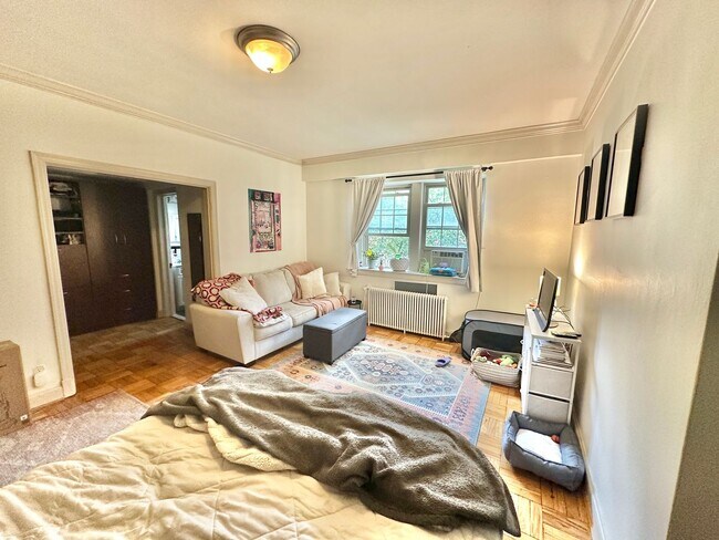Building Photo - Great Studio in Glover Park/North Georgetown w/Murphy Bed, Walk-In Closet, Eat in Kitchen!