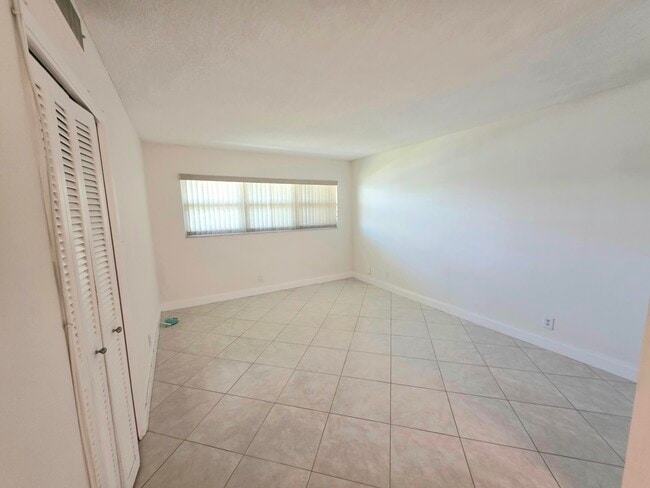 Building Photo - 3100 NE 48th Ct