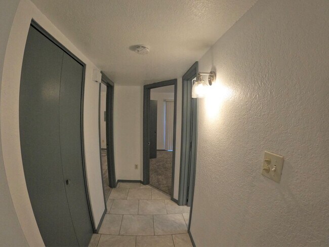 Building Photo - 2717 Fairway Dr