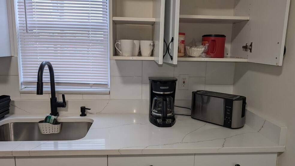 Building Photo - 1626 Union Turnpike