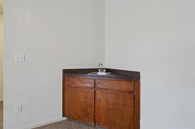 Building Photo - 6203 SE 47th St