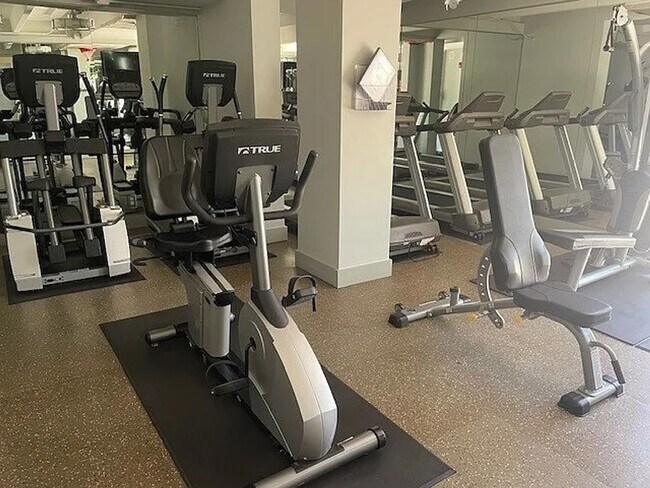 Building Photo - Stunning Mountain Views and an Unbeatable Location!