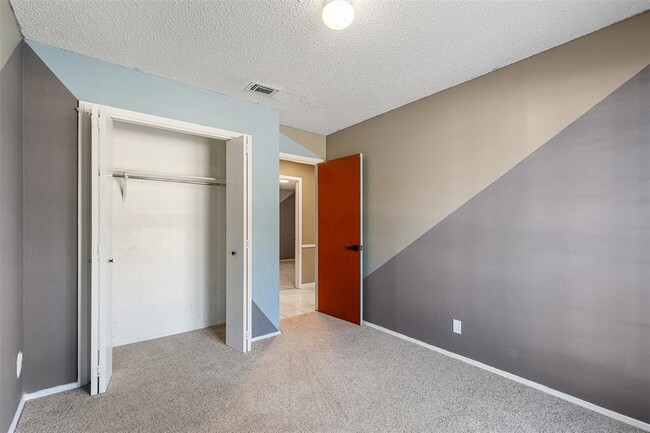 Building Photo - 9407 N Creek Dr