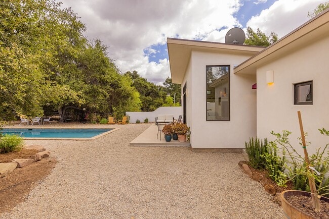 Building Photo - Ojai hideaway!