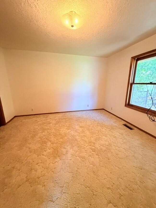 Building Photo - Charming 3-Bedroom Home with Garage & Lawn Care Included