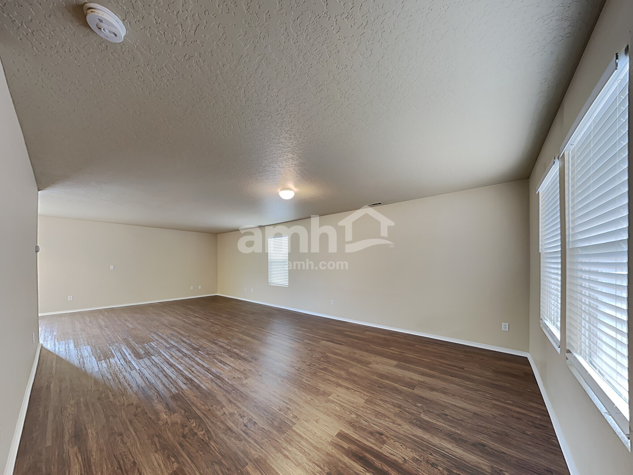 Building Photo - 363 E Ivy Glade St