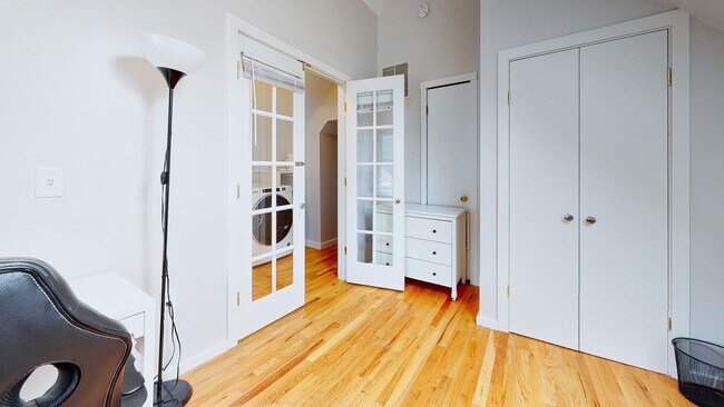 Building Photo - 6 Bedroom Apartment in Science Hill, close to downtown! (Laundry In Unit)