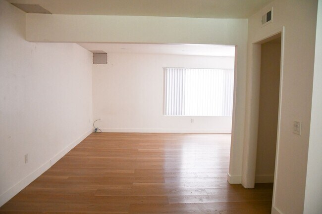 Building Photo - 994 Valencia St