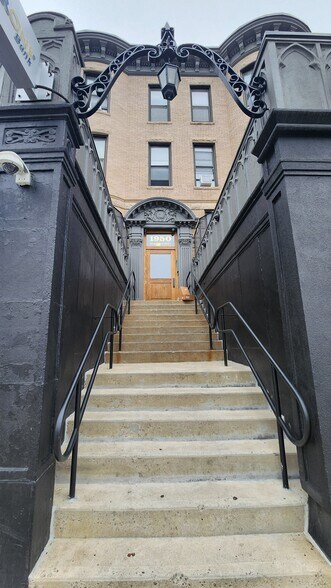 Building Photo - 1950 Beacon St