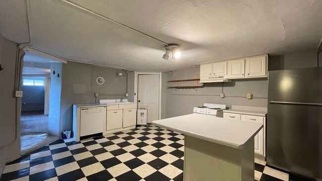 Building Photo - ALL UTILITIES INCLUDED