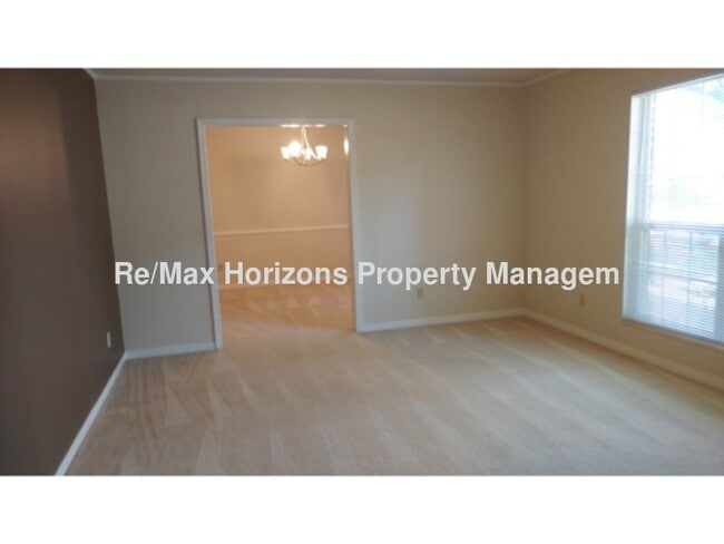 Building Photo - Great Northeast Home!