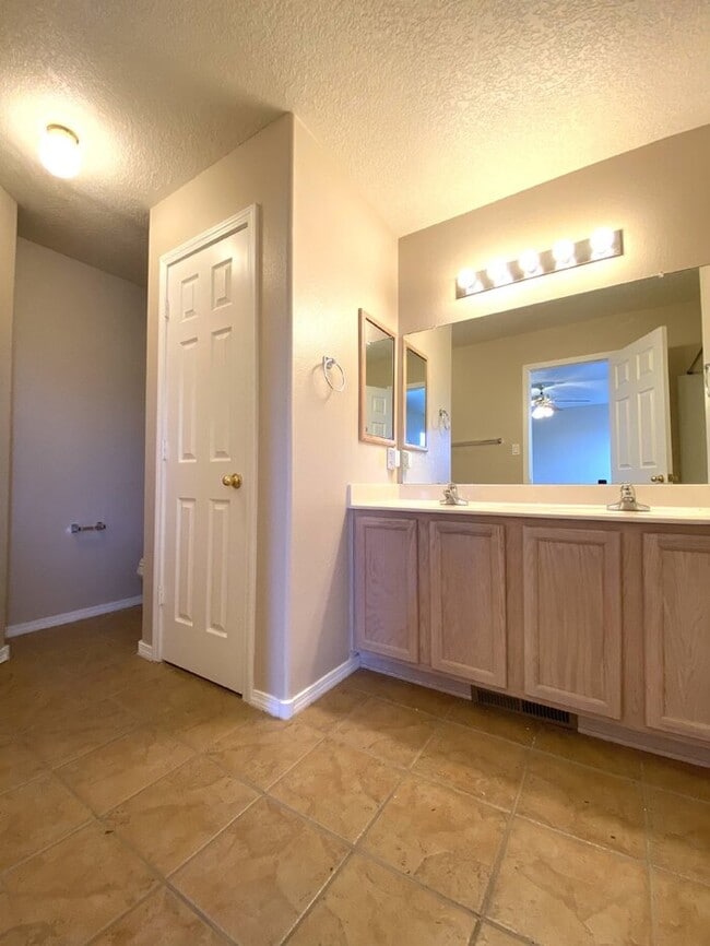 Building Photo - LOTS OF SPACE - LARGE 3 BR PLUS LOFT!