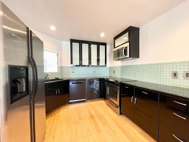 Building Photo - AVAILABLE NOW!! BEAUTIFUL  2 Bed / 2 Bath - Across from The River Shopping Center in RANCHO MIRAGE!