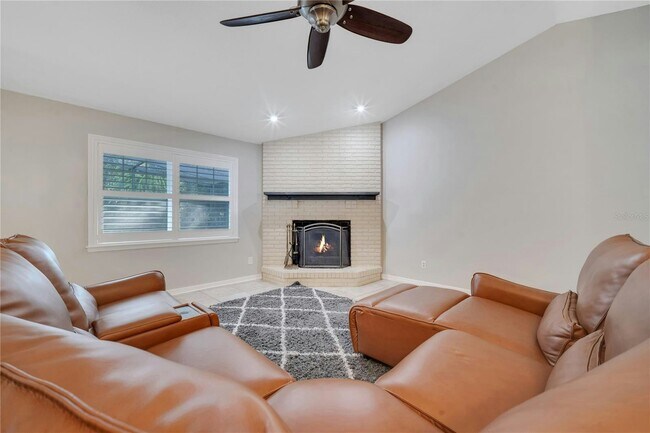 Building Photo - 755 Oak Terrace