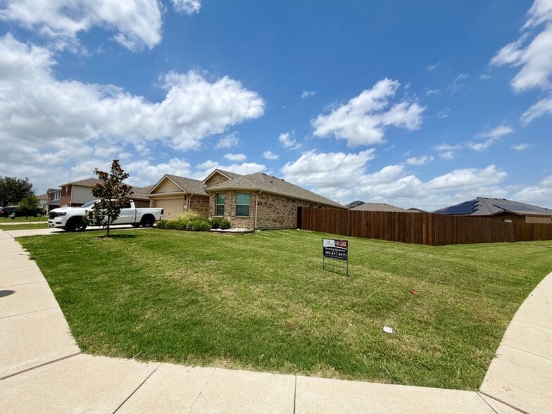 Building Photo - 520 Cantebury Park Ln