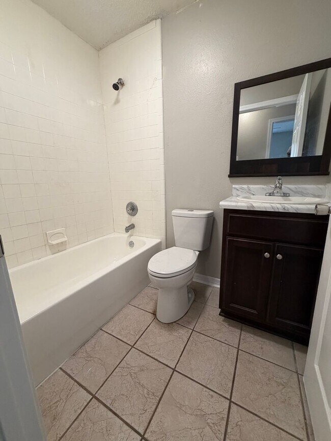 Building Photo - Updated 3BR/2BA Near Parks, Golf, Shopping, and the St. Marks Trail