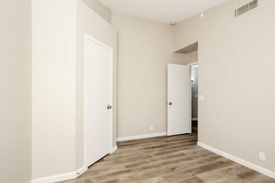 Building Photo - 1310 N Blackstone Dr