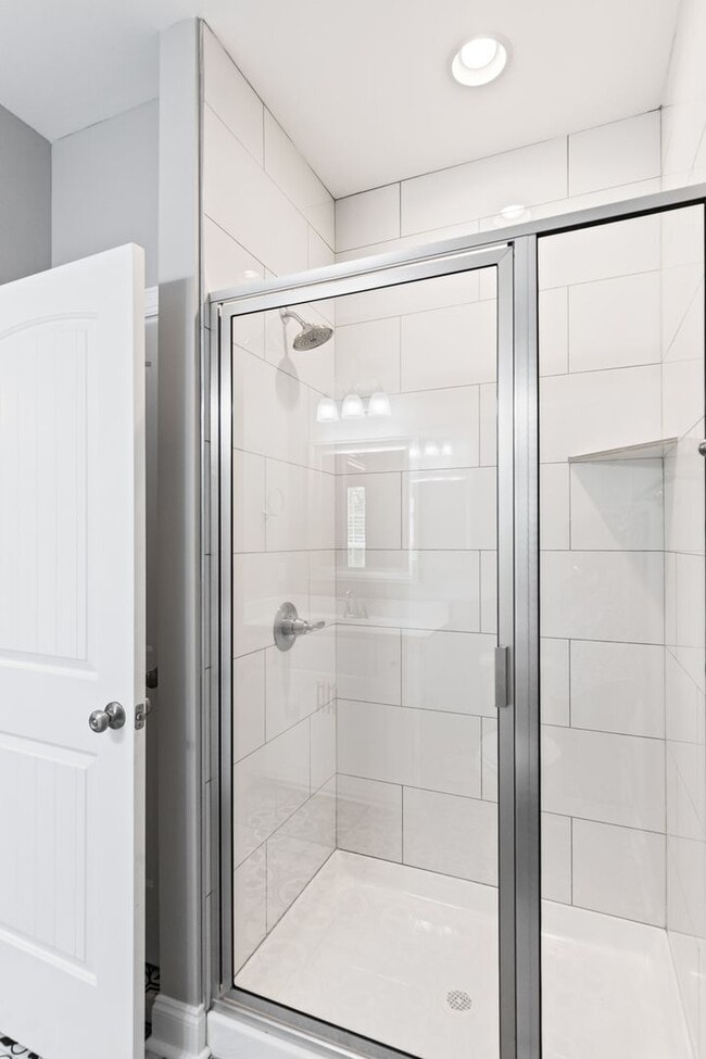 Building Photo - Available July 15th!