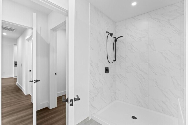 Building Photo - 2 Bedroom Corner-Unit with Wooded Balcony ...