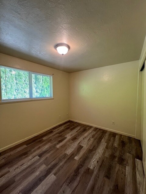 Building Photo - 2 bed 1 bath duplex Garden City!