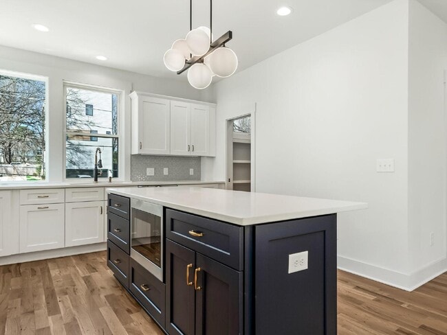 Building Photo - Custom 3 story home in the heart of Belmont/Optimist Park!