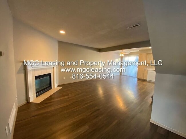 Building Photo - Harrisonville 2 Bedroom 2.5 Bath Townhome!