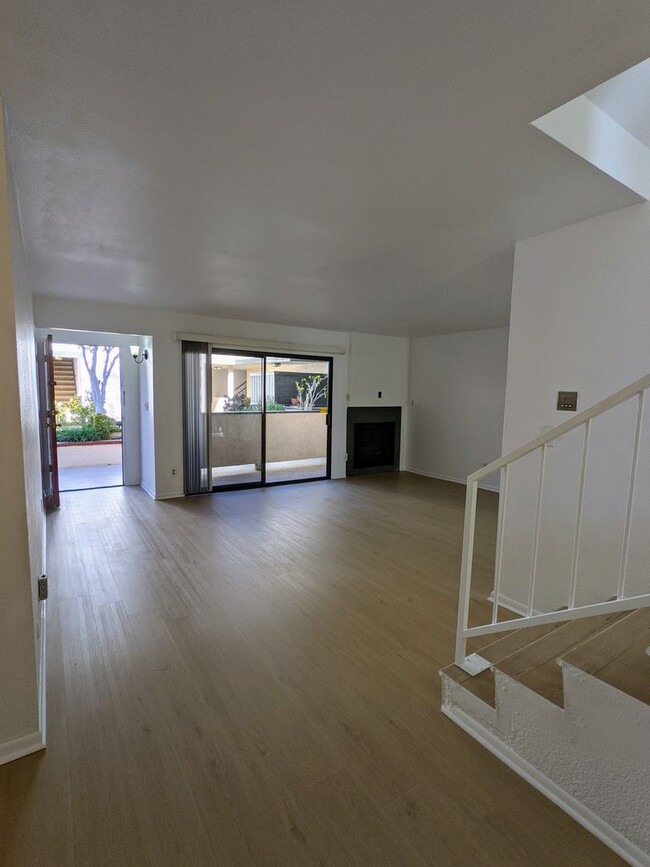 Building Photo - Spacious modern and renovated One Bedroom ...