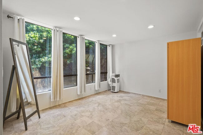 Building Photo - 1900 Vine St