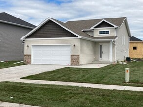 Building Photo - 4 Bed 3 Bath Single Family Home