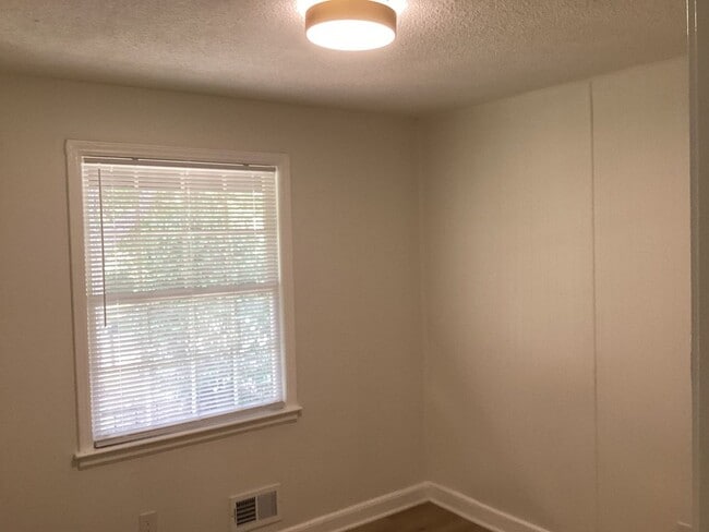 Building Photo - 3 Bed 1.5 bath House