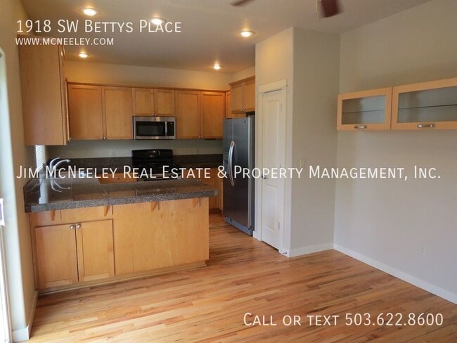 Building Photo - 1918 SW Betty's Pl