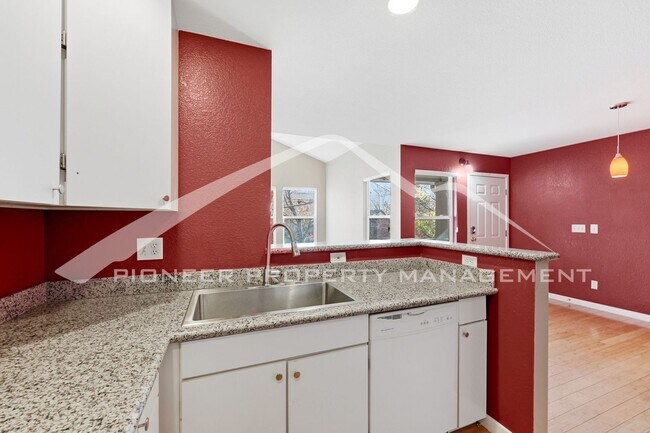 Building Photo - Spacious Townhouse with Central AC and Was...