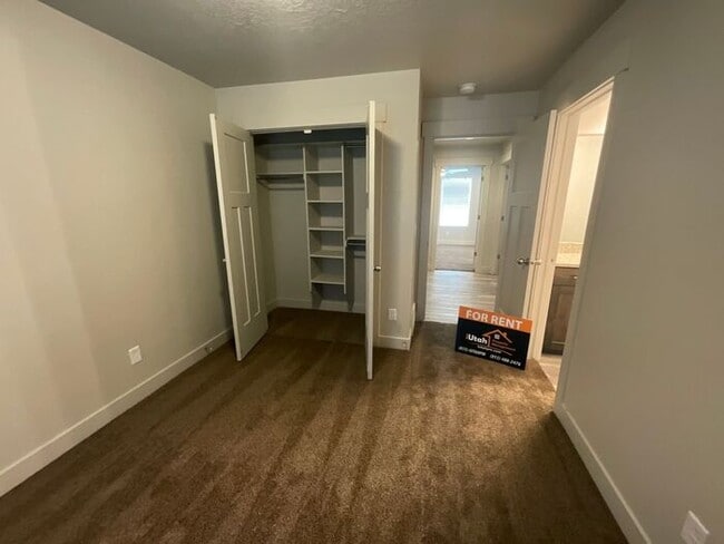 Building Photo - 2 bedroom 2 1/2 bath Townhouse 2 car garage.