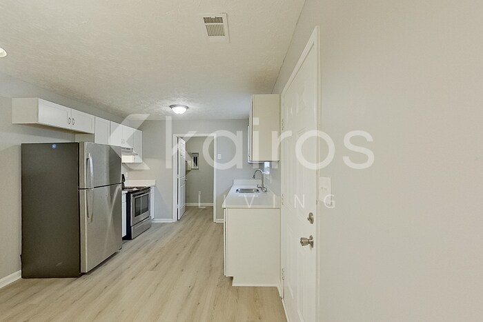 Building Photo - 320 Deer Park Dr