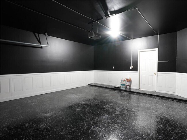 Building Photo - 16322 Red Oak Dr