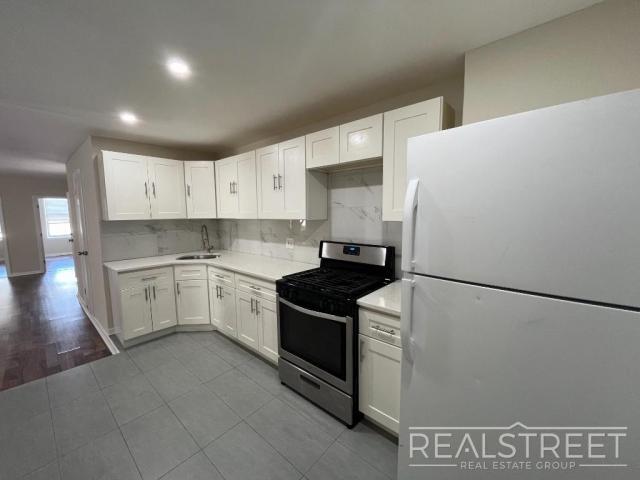 Building Photo - 3 bedroom in BROOKLYN NY 11223