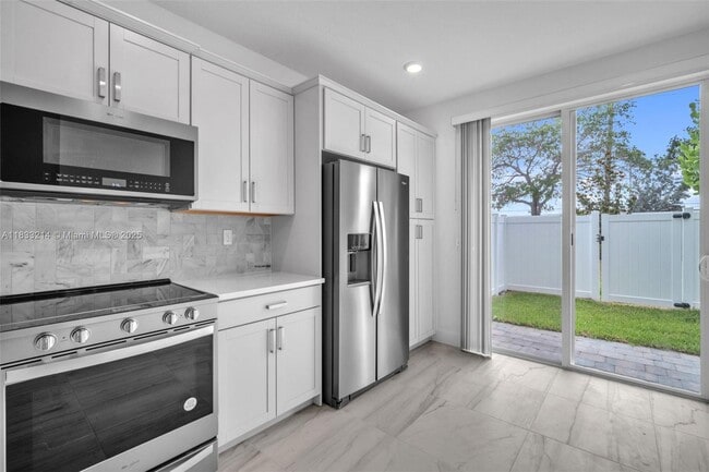 Building Photo - 142 SW 171st Ave