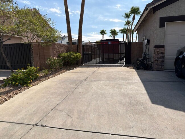 Building Photo - Luxury Home in Lone Mountain Classics