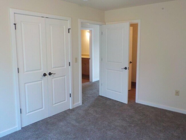 Building Photo - Spacious 3-Bed, 3.5-Bath Townhouse on East...