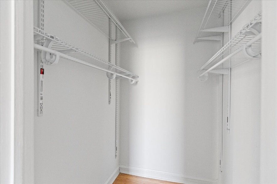 Building Photo - 656 W Oakdale Ave