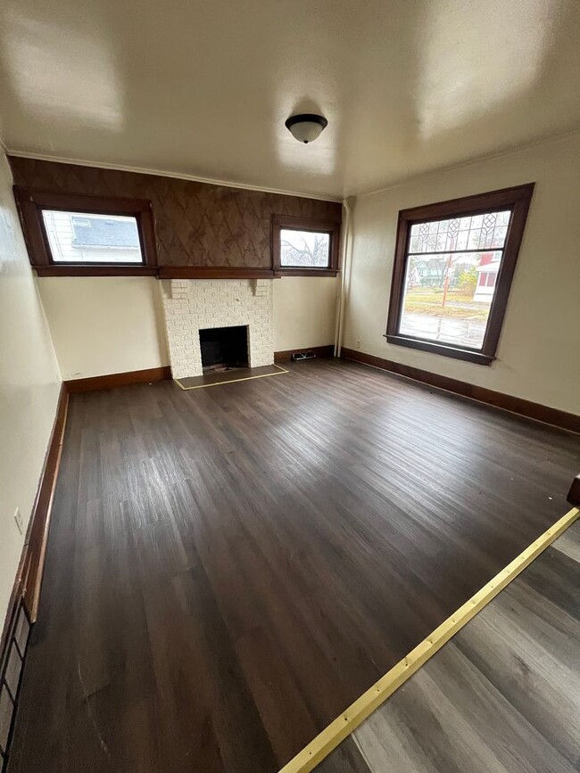 Building Photo - 1 bedroom, 1 bathroom in convenient Waterloo location