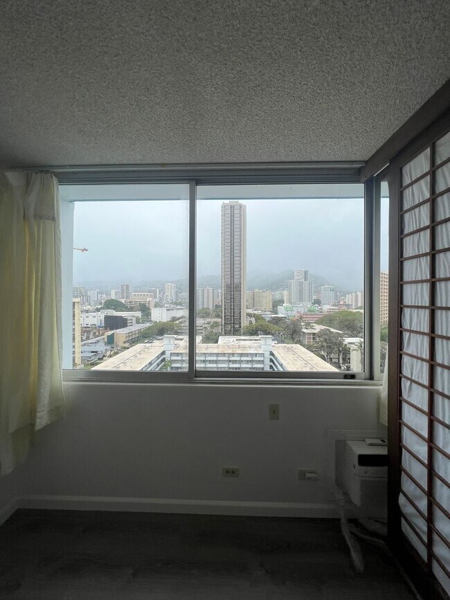 Building Photo - 1560 Kanunu St