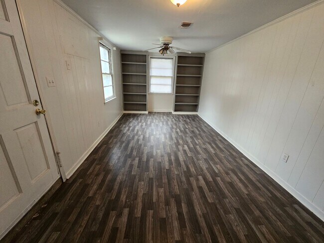 Building Photo - Great Price for this Updated Home