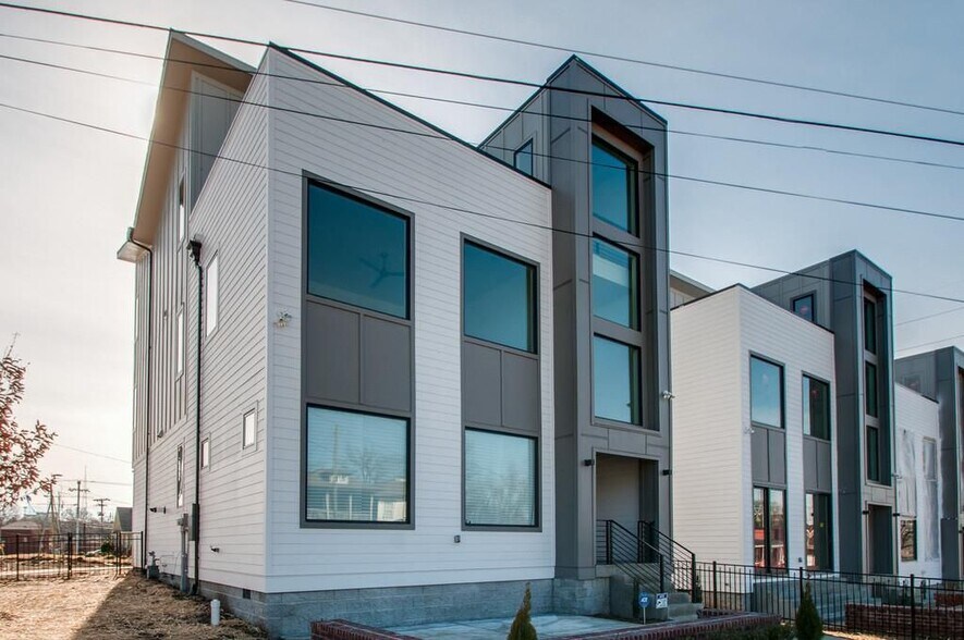 brand new contemporary single family house, built in 2018 - 1207 Tremont Ave