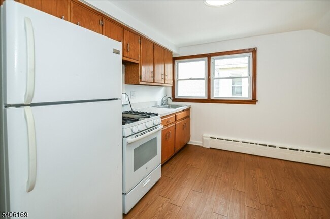 Building Photo - 13 Knapp Ave