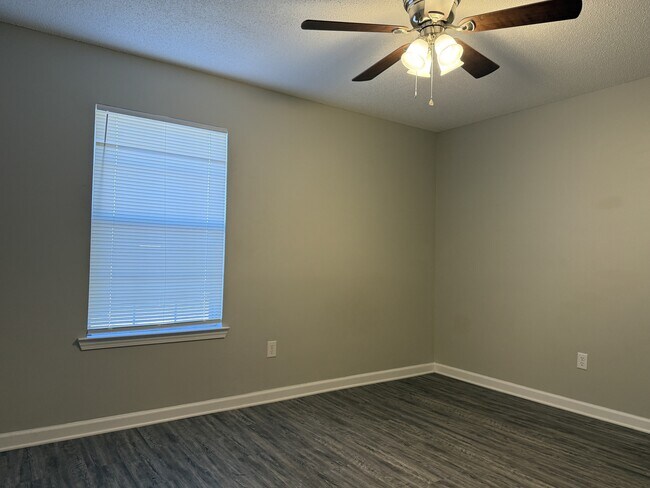 Building Photo - 862 Lyndsi Ln