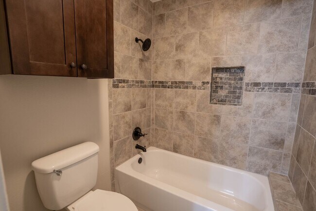 Building Photo - 4 Bed | 3 Bath in Central Tulsa!