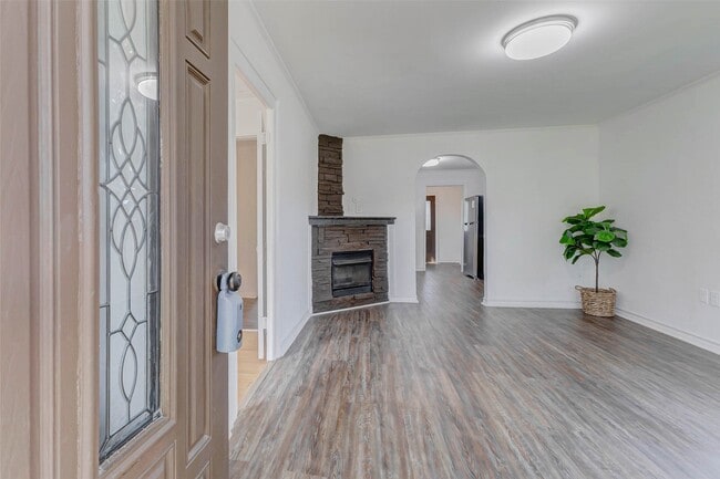 Building Photo - 607 N Speed St