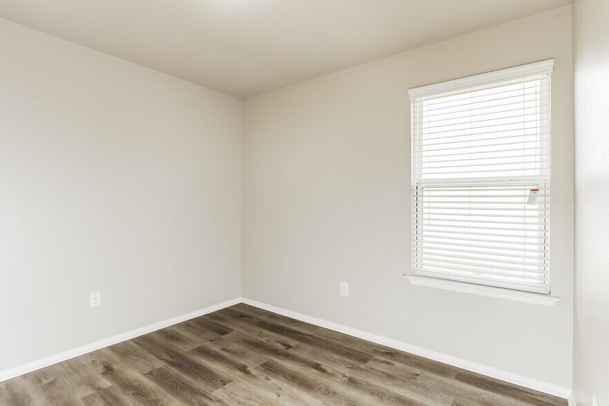 Building Photo - 3215 Pedernales Dr