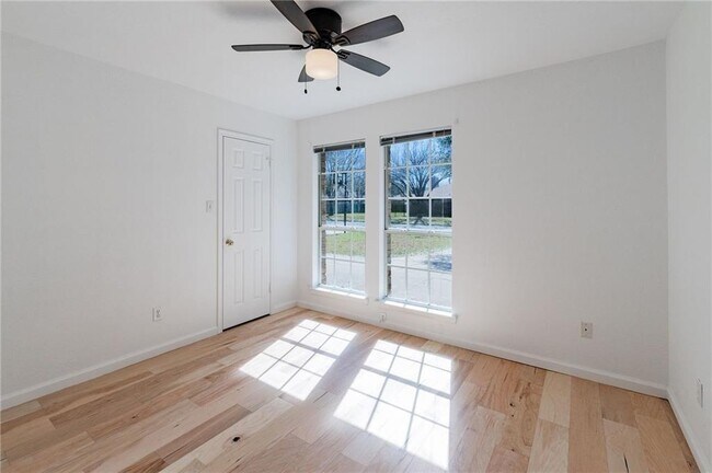 Building Photo - 2906 Greenlawn St